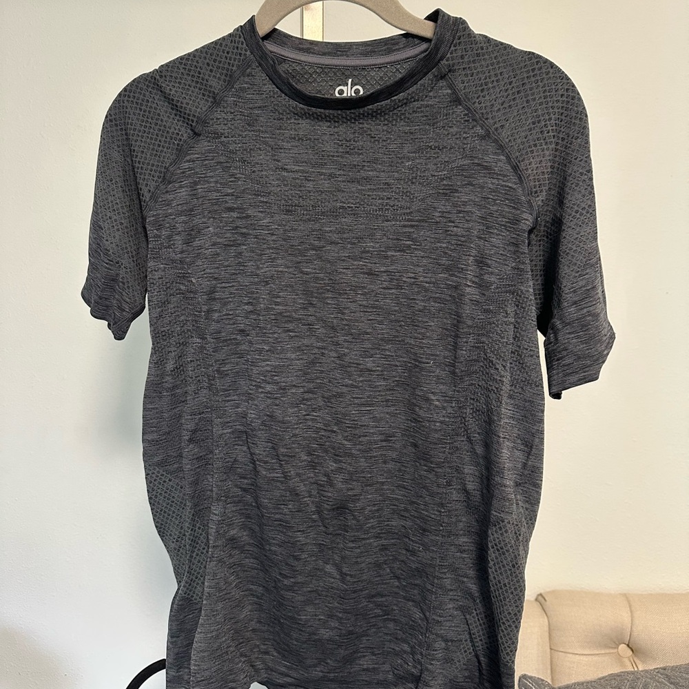 ALO Yoga Men's Charcoal Short Sleeve Tee